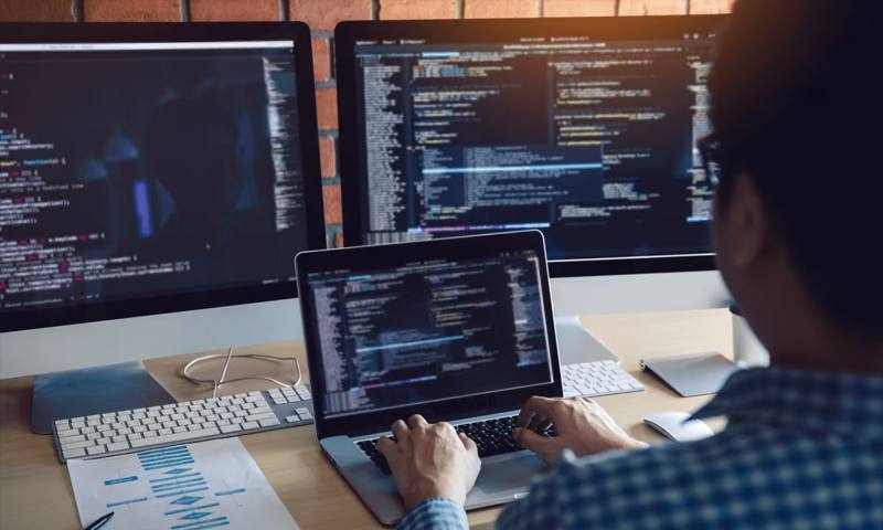 数据科学选型:R与Python如何赋能郑州网站建设?